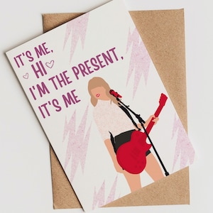Taylor Swift Geburtstagskarte » It's Me Hi I'm The Present It's Me Grußkarte » Antihelden-Feier für Sie » Midnights Eras Happy Merch