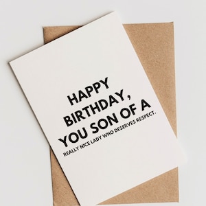 Feliz Aniversário, Filho De Uma Moça Muito Legal Que Merece Respeito » Cartão de Aniversário Engraçado e Rude » Cartão de Aniversário Sarcástico e Um Pouco Ofensivo para Ele
