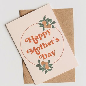 Tarjeta del Día de la Madre » Tarjeta simple de melocotón bonito para mamá » Tarjeta floral botánica para mamá » Mamá esposa abuela de hija o hijo » Tarjeta linda