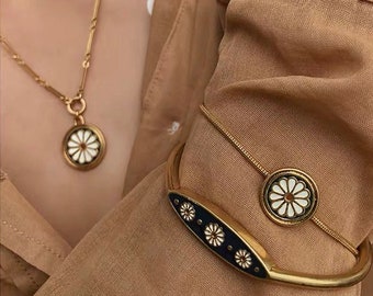 18K Gold Chain Starburst Pendant Boho Medallion Women Vintage inspired Layer necklace Dainty Ancient Greek jewelry Signet Gifts for Her
