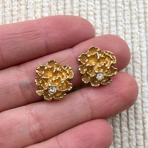 vintage Avon gold tone clip on cluster flower earrings with rhinestone accent