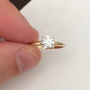Bague solitaire de style classique avec diamant de 0,66 carat 14 kt Taille de l'or 7,25 incolore évaluation incluse