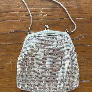 Vintage Silber Ton Metall Mesh kleine Geldbörse Abendtasche mit silberfarbenen Metall Bügeln