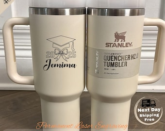 Gegraveerd verpleegkundige afstudeercadeau Stanley 40oz | Gepersonaliseerde beker met aangepaste naam, klasse van 2026, medische school afstudeerbeker voor haar, RN Gift