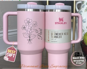 Spersonalizowany kubek podróżny Stanley Quencher o pojemności 40 uncji z grawerowanym motywem kwiatów urodzinowych
