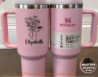 Vaso Stanley de 40 oz grabado, Clase de 2026 / Regalo de graduación para ella, Taza personalizada con nombre, Taza para estudiantes de último año de secundaria y universidad 2026