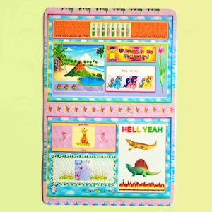 Könnte beinhalten: Ein rosa-blaues Stickerblatt mit einer tropischen Inselszene, einer Giraffe, einem Dinosaurier und dem Text "Willkommen auf meiner Homepage!" und "Hell Yeah!"