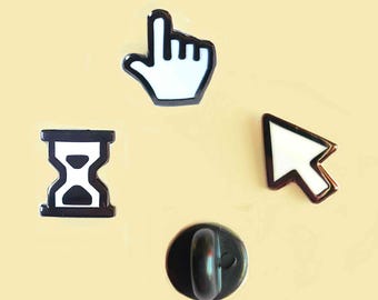 Puede incluir: Tres pines de esmalte con iconos de interfaz informática: un cursor de mano blanco con borde negro, un símbolo de reloj de arena blanco con borde negro y un puntero de flecha blanco con borde negro, además de un cierre de pin metálico negro.