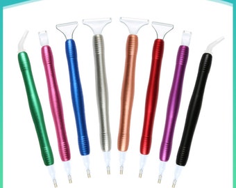 Puede incluir: Conjunto de nueve herramientas coloridas con puntas puntiagudas y mangos transparentes. Las herramientas están hechas de metal y tienen una variedad de colores, incluyendo verde, rosa, azul, plateado, oro rosa, rojo, morado y negro.