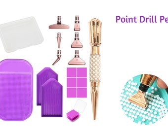 Puede incluir: Kit de herramientas de pintura de diamantes con una bandeja morada, dos bandejas moradas, un recipiente transparente con cera morada, un recipiente blanco y un bolígrafo dorado con un diseño de diamantes. El bolígrafo está etiquetado como "Point Drill Pen".