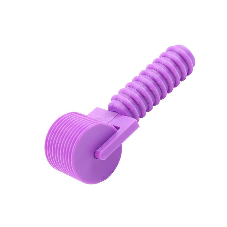 Puede incluir: Una herramienta de costura de pl&aacute;stico color lavanda que presenta un mango cil&iacute;ndrico con un agarre estriado y texturizado, y una rueda circular en el extremo. La rueda tiene crestas paralelas en su borde exterior, unida por un brazo.