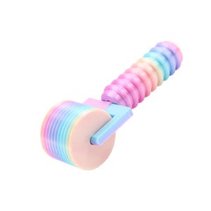 Puede incluir: Una rueda de reposter&iacute;a multicolor con un degradado pastel de rosa, amarillo, azul y morado. La herramienta consta de un mango cil&iacute;ndrico estriado unido a una rueda de corte circular con un marco de pl&aacute;stico azul claro que conecta ambas.