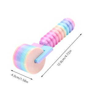 Puede incluir: Una herramienta de corte giratoria de colores pastel arco&iacute;ris con un mango cil&iacute;ndrico de segmentos acanalados y una cuchilla circular. La herramienta mide 12,0 cm de largo y 4,0 cm de ancho, seg&uacute;n se indica en el texto de medici&oacute;n visible.