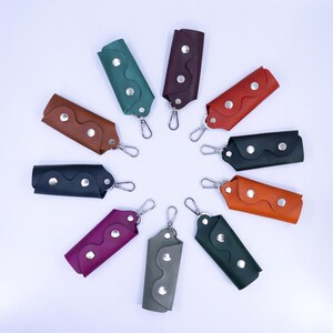 Handmade Genuine Leather Key Holder, Leather Pocket Minimalist Key Case, Compact Key Organizer With Carabine, Leather Keychain on Two Button