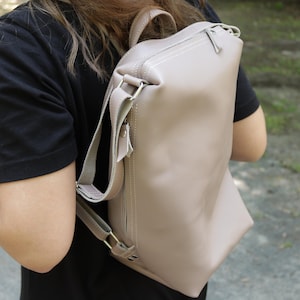 Handgefertigter täglicher Lederrucksack, handgefertigter Lederrucksack, Damen-Laptoprucksack, Rucksackanfänge, Leder Haversack Reisetasche