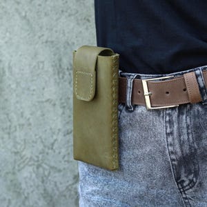 Custodia per telefono in pelle fatta a mano con passante per cintura, custodia in pelle personalizzata per iPhone 17 Pro Max cucita a mano e agganciata alla cintura, supporto per telefono personalizzato