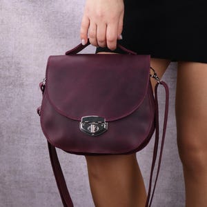 Handgefertigte Top Griff Leder Crossbody Tasche, kleine Leder Dame Tasche, Damen Mond Tasche mit Schultergurt, Leder Flap Bag mit Top Griff