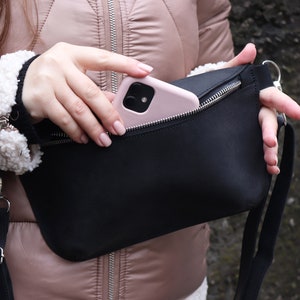 Leder Gürteltasche/ Leder Schwarz Fanny Pack/ Handgemachte Gürteltasche/ Hip Bag/ Free Hands Bag/ Festival Crossbody Damen Tasche/ Einzigartige kleine Schlinge