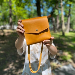 Bolso bandolera pequeño de cuero hecho a mano para uso diario, elegante bolso bandolera para teléfono, bolso de viaje de cuero para mujer, bolso pequeño de cuero para manos libres