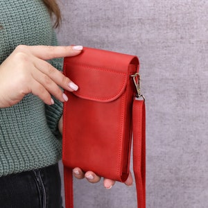 Handmade Leather Phone Crossbody Bag/Shoulder Purse For iPhone 15 Pro Max/Small Purse With Strap/Personalized Red Crossbody Wallet for Women Bild 3