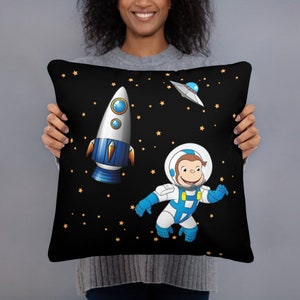 George el curioso mono astronauta caricatura en escena espacial almohada para habitación infantil