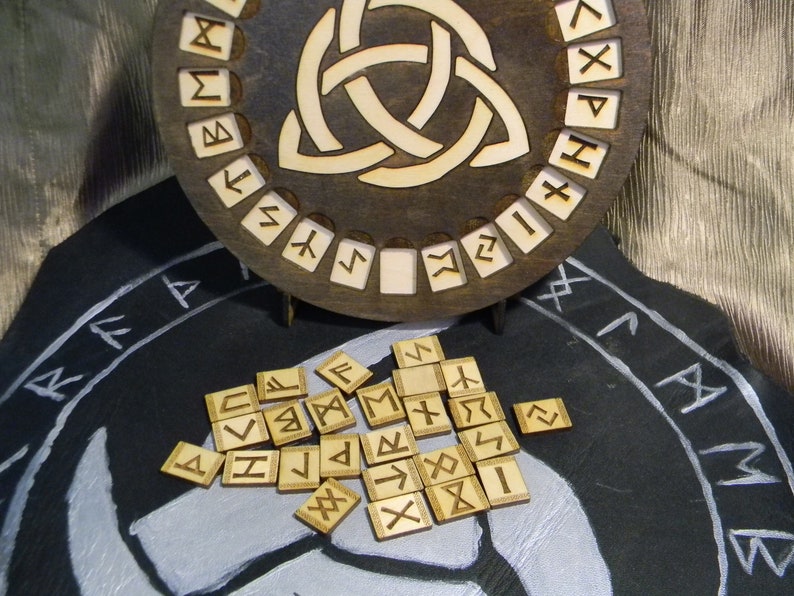 Runen Set Aus Holz - 24 Runen Mit Referenzkarte Für Meditation & Energie
