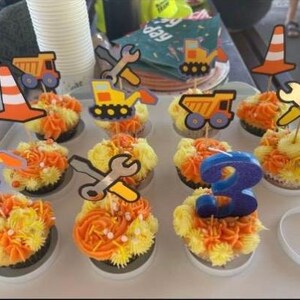 Adorno para tarta de construcción, personalizado, excavadora, constructor, camión volquete, tema de construcción, topadora, carretera, zona de trabajo, grúa, herramientas imagen 13