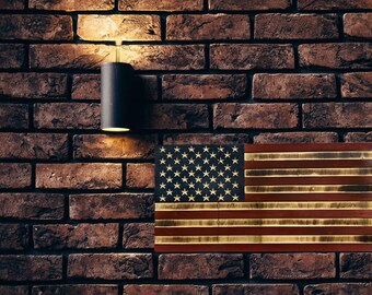 Bandera estadounidense de madera (27" x 13")