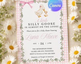 Può includere: Un invito rettangolare per baby shower con bordo a quadretti rosa e bianchi, un fiocco rosa e una cornice di foglie verdi. Presenta un'illustrazione di un'oca e un pulcino con il testo A little SILLY GOOSE IS ALMOST ON THE LOOSE.