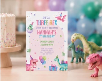 Può includere: Un biglietto d'invito di compleanno rettangolare con illustrazioni di dinosauri colorati, cappellini da festa e palloncini. Il testo recita: SHE'S A THREE REX, STOMP OVER TO CELEBRATE HANNAH'S 3RD BIRTHDAY, SATURDAY JUNE 11, 2:00 PM-6:00 PM, 1234 TREX STREET, SOMEWHERE, EARTH, RSVP TO CHELSEA AT 555-000-5050.