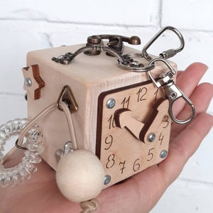 Cube occupé pour le voyage Bois naturel Cube sensoriel écologique Montessori Cube d'activités pour tout-petit Cubes en bois Cubes de voyage pour l'apprentissage précoce