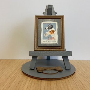 Ornamento raffigurante un cane Fox Terrier - Francobollo del 1967 raffigurante una coppia di fox terrier con cavalletto in legno, base e carta da regalo inclusi. Spedizione internazionale al costo.