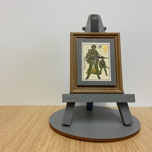 Adorno de sello del ejército británico de paracaidistas: sello postal nuevo enmarcado de 1983 de los paracaidistas militares con caballete gris, base y envoltorio de regalo incluido.