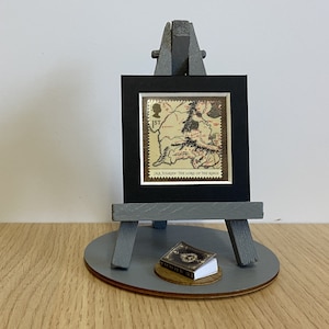 Herr der Ringe Stempel Ornament - Mittelerde Karte Herr der Ringe Tolkien Stempel mit Holzstaffelei, Sockel & Geschenkverpackung inkl.  Gefährtenring Geschenk