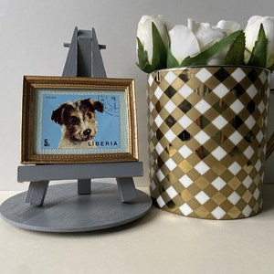 Ornamento Fox Terrier - Francobollo del 1974 con cornice raffigurante un cucciolo di Fox Terrier con cavalletto, base e carta da regalo inclusi - Spedizione internazionale al costo