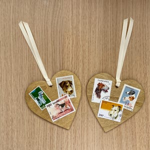 Coppia di francobolli con il cane Fox Terrier dal 1965 in poi, su cuori di legno appesi - 10 cm - regalo unico. Cane Fox Terrier. Spedizione internazionale al costo.