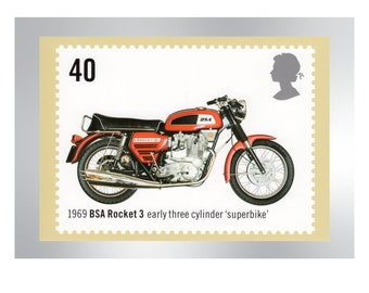 Aimant de réfrigérateur superbike vintage BSA Rocket 3 - une carte postale de timbre-poste de 2005 dans un cadre argenté - moto. Poste international au prix coûtant