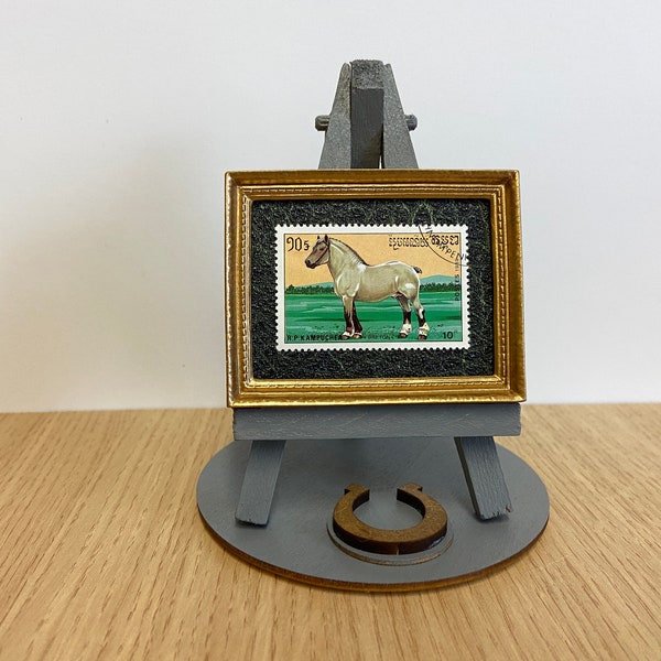 Parure cheval breton - Timbre-poste de 1989 encadré représentant un cheval de trait breton français avec un chevalet gris, une base et un emballage cadeau incl. Cadeau unique