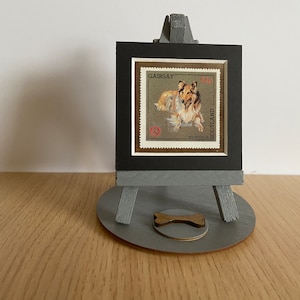 Decorazione con cane da pastore a pelo lungo - Francobollo del 1998 raffigurante un cane da pastore a pelo lungo con cavalletto in legno, base e carta da regalo inclusi. Spedizione internazionale al costo di spedizione. Regalo unico.
