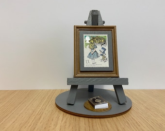 Adorno de sello de Alicia en el país de las maravillas con caballete, base y papel de regalo incluidos