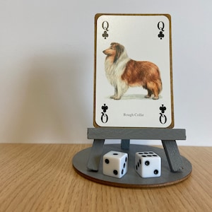 Ornamento a forma di cane Rough Collie - Nuova carta da gioco raffigurante un cane Rough Collie con cavalletto in legno, base e confezione regalo, inclusa un'esclusiva statuetta artistica di un collie.