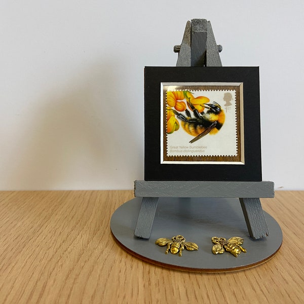 Gran adorno de sello postal de abejorro amarillo: nuevo sello enmarcado de 2015 de un hermoso abejorro con caballete de madera, base y papel de regalo. arte de abeja