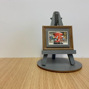 Decorazione vintage con cassetta postale rossa e uccellini - Francobollo del 1983 con cornice raffigurante uccelli natalizi, cavalletto, base e carta da regalo grigi. Regalo colomba.