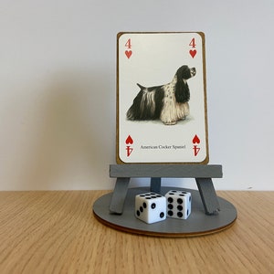 Ornamento a forma di cane Cocker Spaniel americano - carta da gioco del 1997 raffigurante un Cocker Spaniel americano, con cavalletto in legno, base e carta da regalo. Cane vintage unico.