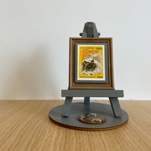 Adorno de sello de gato de Birmania: sello postal antiguo de un gato de Birmania de Seal Point con caballete gris, base y papel de regalo. Sellos postales Regalos
