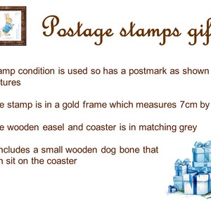 Puede incluir: Un sello postal enmarcado con Peter Rabbit, un peque&ntilde;o hueso de perro de madera y una pila de cajas de regalo azules. El sello est&aacute; en un marco dorado que mide 7 cm por 6 cm. El caballete y el posavasos de madera son grises.