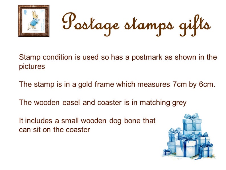 Puede incluir: Un sello postal enmarcado con Peter Rabbit, un peque&ntilde;o hueso de perro de madera y una pila de cajas de regalo azules. El sello est&aacute; en un marco dorado que mide 7 cm por 6 cm. El caballete y el posavasos de madera son grises.