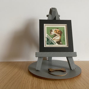 Ornamento a forma di cane fox terrier - Francobollo del 1965 raffigurante un cane fox terrier con cavalletto in legno, base e carta da regalo inclusi. Spedizione internazionale al costo.