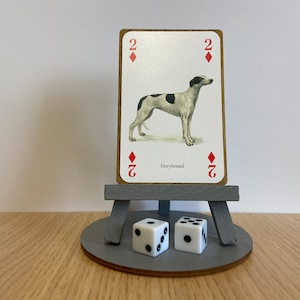 Ornamento a forma di levriero - Nuova carta da gioco raffigurante un levriero con cavalletto in legno, base e carta da regalo. Figurina artistica unica raffigurante un levriero.