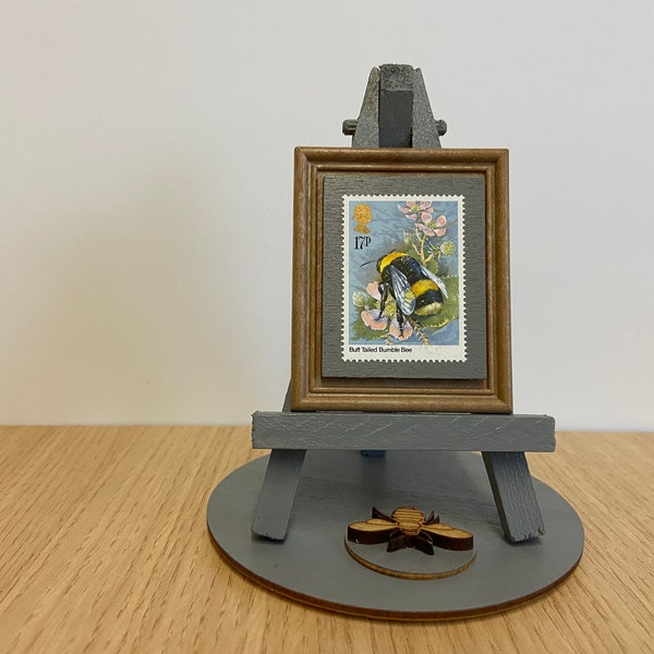 Adorno de sello de abejorro: nuevo sello postal enmarcado de 1985 de un abejorro con caballete gris, base y papel de regalo, incl. Regalo de abejorro vintage